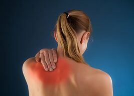 ból pod lewą łopatką z tyłu